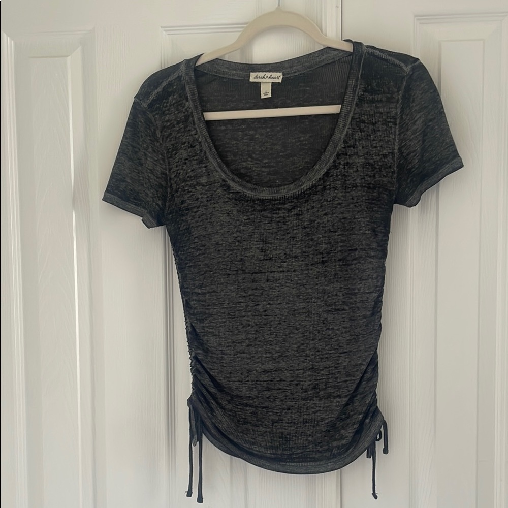 Derek Heart Gray Fitted Ruched Short Sleeve Tee